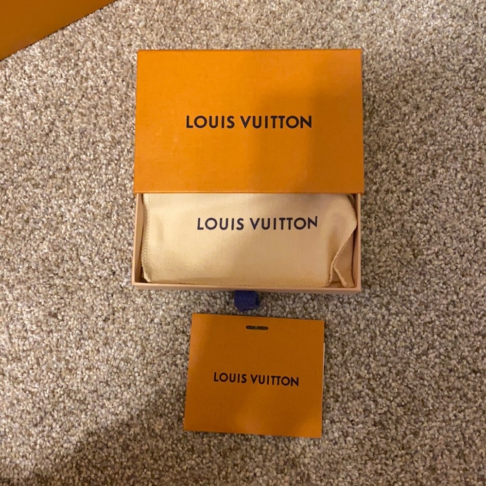 Louis button zip wallet box